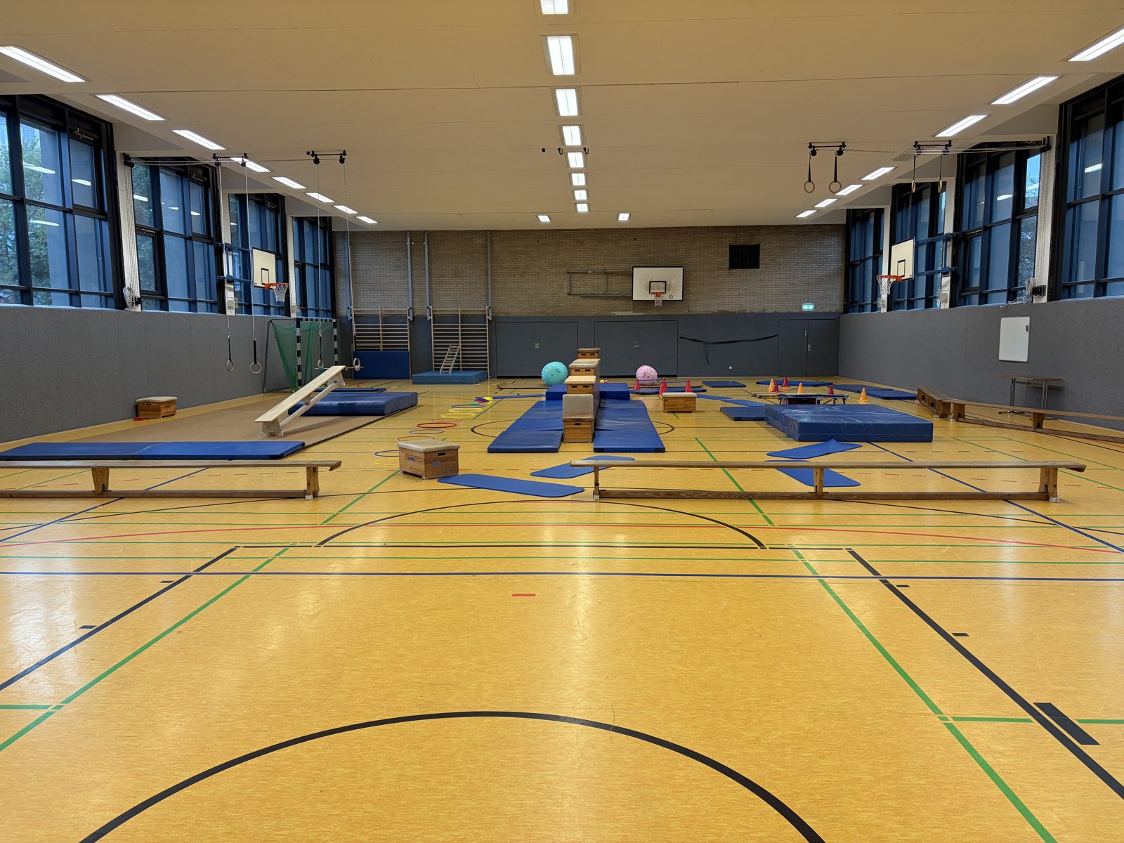 Aufgebauter Bewegungsparcours in der Turnhalle