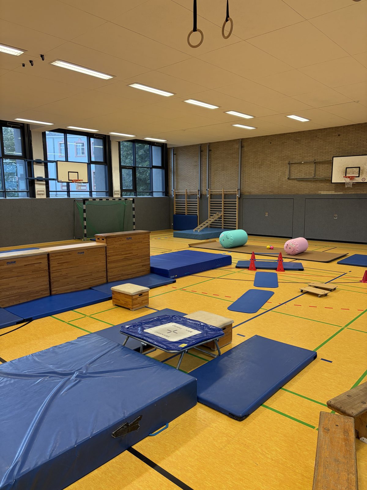 Weichbodenmatten, Kästen und Trampolin